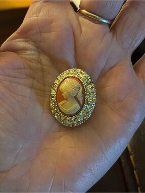 Gold-Tone Cameo Vintage Scarf Clip with Coral Background